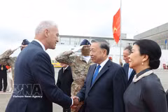 Le secrétaire général du Parti et président de la République, To Lam, accompagné de son épouse Ngo Phuong Ly et d’une délégation vietnamienne de haut range st arrivé dans l’après-midi du 21 octobre (heure locale) à Bruxelles. Photo : VNA
