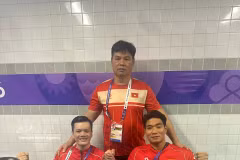 Do Thanh Hai (droite) et Le Tien Dat terminent respectivement premier et deuxième du 100 m brasse masculin, catégorie de handicap SB5. Photo : VNA