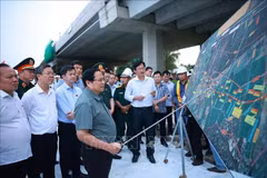 Le Premier ministre Pham Minh Chinh inspecte l'avancement des travaux de l'autoroute Chau Doc - Can Tho - Soc Trang. Photo : VNA