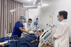 Des dirigeants de la zone économique spéciale de Phu Quoc rendent visite aux victimes soignés dans un hôpital à l'île de Phu Quoc. Photo : VNA