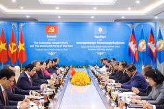 La rencontre entre le Comité central du Parti communiste du Vietnam et la Permanence du Comité central du Parti du peuple cambodgien. Photo : VNA