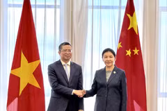 L’ambassadeur du Vietnam en Chine, Pham Thanh Binh, est allé saluer le 19 mars la ministre chinoise de la Justice, He Rong, à l'occasion du début de son mandat en Chine. Photo : VNA