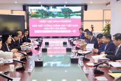 La séance de travail du vice-Premier ministre Nguyen Chi Dung et les responsables de la ville de Shenzhen. Photo : VNA