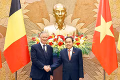 Le président de l'Assemblée nationale du Vietnam, Tran Thanh Man (droite), a rencontré le 1er avril à Hanoï le roi Philippe de Belgique. Photo : VNA