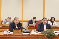Le secrétaire général du Comité central du Parti, To Lam, préside une réunion sur le perfectionnement du thème spécial sur les percées dans le développement scientifique et technologique, l'innovation et la transformation numérique. Photo : VNA