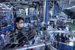 Une ligne de production de chaussettes destinées à l'exportation vers le marché japonais de la société textile-habillement de Phu Vinh Hung, à Hanoï . Photo : VNA