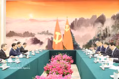 La rencontre entre les dirigeants vietnamien Le Minh Tri et chinois, Wang Huning. Photo : VNA