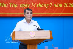 Le Premier ministre Le Minh Hung préside une séance de travail avec le Comité permanent du Comité provincial du Parti de Phu Tho. Photo : VNA