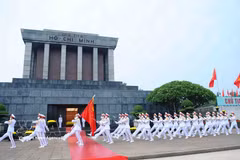 La garde d'honneur défile devant le mausolée d'Hô Chi Minh. Photo : VNA