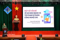 Un représentant du Département de la sécurité politique intérieure de la Police de Can Tho dispense des informations sur la cybersécurité aux étudiants de l'Université de Can Tho. Photo : VNA.