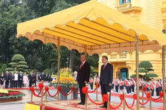Le Secrétaire général To Lam et le Premier secrétaire et président cubain Miguel Díaz-Canel Bermúdez à la tribune, écoutant la fanfare militaire jouer les hymnes nationaux des deux pays. Photo : VNA
