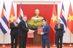 La remise du procès-verbal de la 42e session du Comité intergouvernemental Vietnam-Cuba sur la coopération économique et scientifique. Photo : VNA