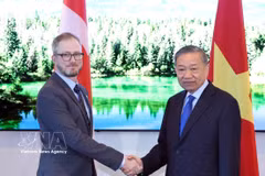 Le secrétaire général du Parti communiste du Vietnam et président de la République, To Lam (droite) et le secrétaire général du Parti communiste du Canada, Drew Garvie. Photo : VNA