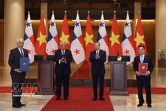 Le secrétaire général du Parti communiste du Vietnam et président, To Lam, et le président du Panama, José Raúl Mulino Quintero, assistent à la cérémonie de remise et de signature de plusieurs documents de coopération entre les deux pays. Photo : VNA