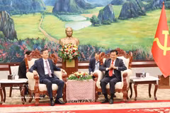 Doan Minh Huan (gauche), directeur de l'Académie nationale de politique Hô Chi Minh et secrétaire général du Parti populaire révolutionnaire lao et président du Laos, Thongloun Sisoulith. Photo : VNA