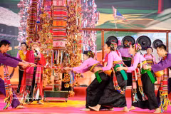 Présentation d’un extrait du festival "pồôn pôông" de la communauté ethnique Muong de la province de Thanh Hoa. Photo : VNA