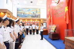 Des activités immersives à Khanh Hoa permettent aux jeunes Vietnamiens à l'étranger de mieux comprendre l'histoire et les traditions de leur pays. Photo : VNA