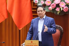 Le Premier ministre Pham Minh Chinh préside une réunion de la Permanence du gouvernement visant à évaluer la situation et à mettre en œuvre de mesures urgentes pour remédier aux conséquences du typhon n°11 (Matmo) et des inondations qui ont suivi. Photo : VNA