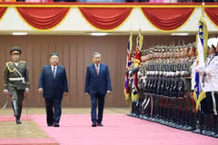 Le secrétaire général du PCV To Lam (droite) et le secrétaire général du Parti du travail de Corée et président de la Commission des affaires d’État de la RPDC Kim Jong Un passent en revue la garde d'honneur. Photo : VNA