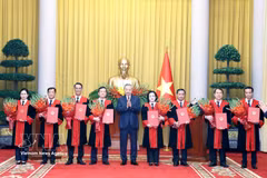 Le secrétaire général du Parti et président, To Lam, remt les décisions de nomination des juges de la Cour populaire suprême. Photo : VNA