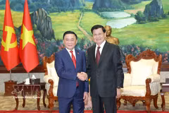 Tran Cam Tu (gauche), membre du Bureau politique et permanent du Secrétariat du Parti communiste du Vietnam et le secrétaire général du Parti populaire révolutionnaire du Laos et président du Laos, Thongloun Sisoulith à Vientiane. Photo : VNA 