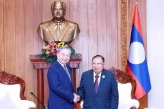 Le secrétaire général du Parti communiste du Vietnam To Lam (gauche) et le secrétaire général du Parti populaire révolutionnaire lao PartiBounnhang Vorachith. Photo : VNA