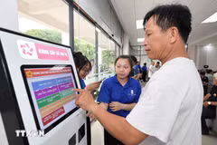 Des jeunes sont mobilisés pour soutenir les usagers au Centre de services administratifs de l'arrondissement de Thu Duc, à Hô Chi Minh-Ville. Photo : VNA