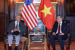 Le secrétaire général du Parti et président de la République To Lam rencontre le co-président du Parti communiste des États-Unis Joe Sims, à New York. Photo : VNA