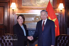 Le secrétaire général du Parti et président de la République To Lam et la professeure Sarah Anne Soule, doyenne de la Stanford Graduate School of Business, à New York. Photo : VNA