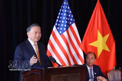 Le dirigeant To Lam prend la parole lors de la rencontre avec des experts et intellectuels vietnamiens aux États-Unis. Photo : VNA