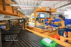 La Poste vietnamienne intensifie l'utilisation des technologies modernes, modernise sa logistique et promeut l'économie numérique. Photo : VNA