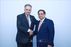 Le Premier ministre Pham Minh Chinh (droite) rencontré le président uruguayen Yamandú Orsi, à Rio de Janeiro, au Brésil. Photo : VNA