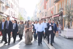 Le Premier ministre et son épouse ont visité le Vieux Nice. Photo : VNA