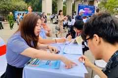 Des travailleurs bénéficient de conseils et d'un accès à l'emploi. Photo d'illustration : https://vneconomy.vn/