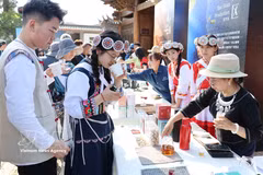 Un stand présentant le café du Yunnan lors du deuxième Festival du café de la Montagne enneigée du Dragon de Jade. Photo : VNA 
