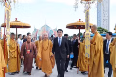 Le président Luong Cuong et le grand Vénérable Thich Tri Quang, patriarche suprême du Conseil de patronage de la Sangha bouddhiste du Vietnam. Photo : VNA