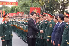 Le président Luong Cuong visite la zone militaire 3 relevant du ministère de la Défense. Photo : VNA