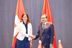 Le président de l’Assemblée nationale du Vietnam, Trân Thanh Mân, rencontré à Genève Maja Riniker, présidente du Conseil national de Suisse. Photo : VNA