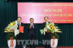 Tran Luu Quang (1er à gauche) nommé secrétaire du Comité du Parti de Hô Chi Minh-Ville
