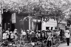 Faire la queue pour acheter de la nourriture pendant la période de subvention. Photo d'archives : VNA