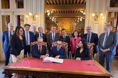 Des représentants d'entreprises et des autorités locales signent les documents requis. Photo : VNA