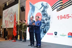 Le vice-Premier ministre Tran Hong Ha (1er à droite) à la réception en commémoration du 80e anniversaire de la Victoire dans la Grande Guerre patriotique (9 mai 1945 - 9 mai 2025),
