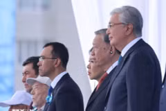 Le secrétaire général du Parti To Lam (2e à droite) et son épouse assistent à la parade militaire au Kazakhstan. Photo : VNA