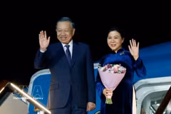 Le secrétaire général et président To Lam et son épouse quittent Moscou en Russie pour poursuivre leur voyage vers Paris (France). Photo : VNA