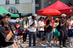 Des représentants d'organisations prennent la parole lors d'un rassemblement réclamant justice pour les victimes de l'agent orange, à la place de la Bastille à Paris, le 20 juin. Photo : VNA