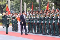 Le président Luong Cuong passe en revue la Garde d'honneur. Photo : VNA