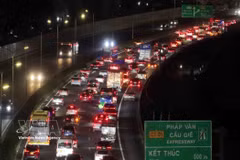 Le soir du 21 février, la circulation était dense et les véhicules avançaient lentement vers Hanoï. Photo : VNA