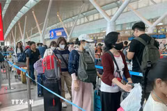 À l’aéroport de Tan Son Nhat. Photo : VNA