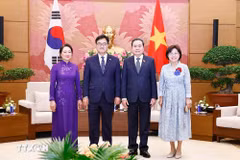 Le président de l'Assemblée nationale, Tran Thanh Man (gauche), et son épouse reçoivent en privé le président de l'Assemblée nationale de la République de Corée, Woo Won Shik, et son épouse. Photo : VNA
