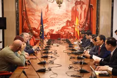 Une délégation du Parti communiste du Vietnam, conduite par Phan Đinh Trac, membre du Bureau politique, secrétaire du Comité central, chef de la Commission centrale des affaires intérieures du Parti, a effectué du 17 au 21 novembre 2025, une visite de travail en Espagne. Photo : VNA